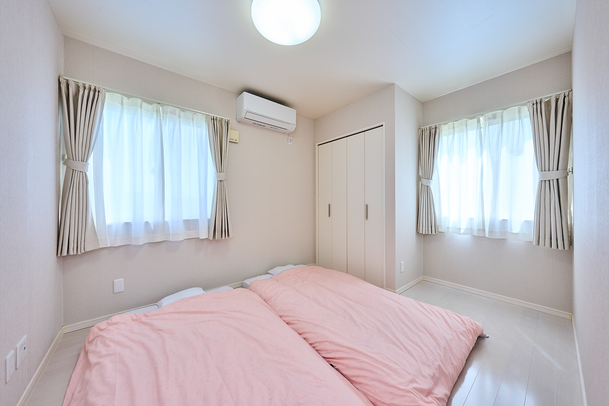 布団を広げてゆったり眠れる和やかな寝室