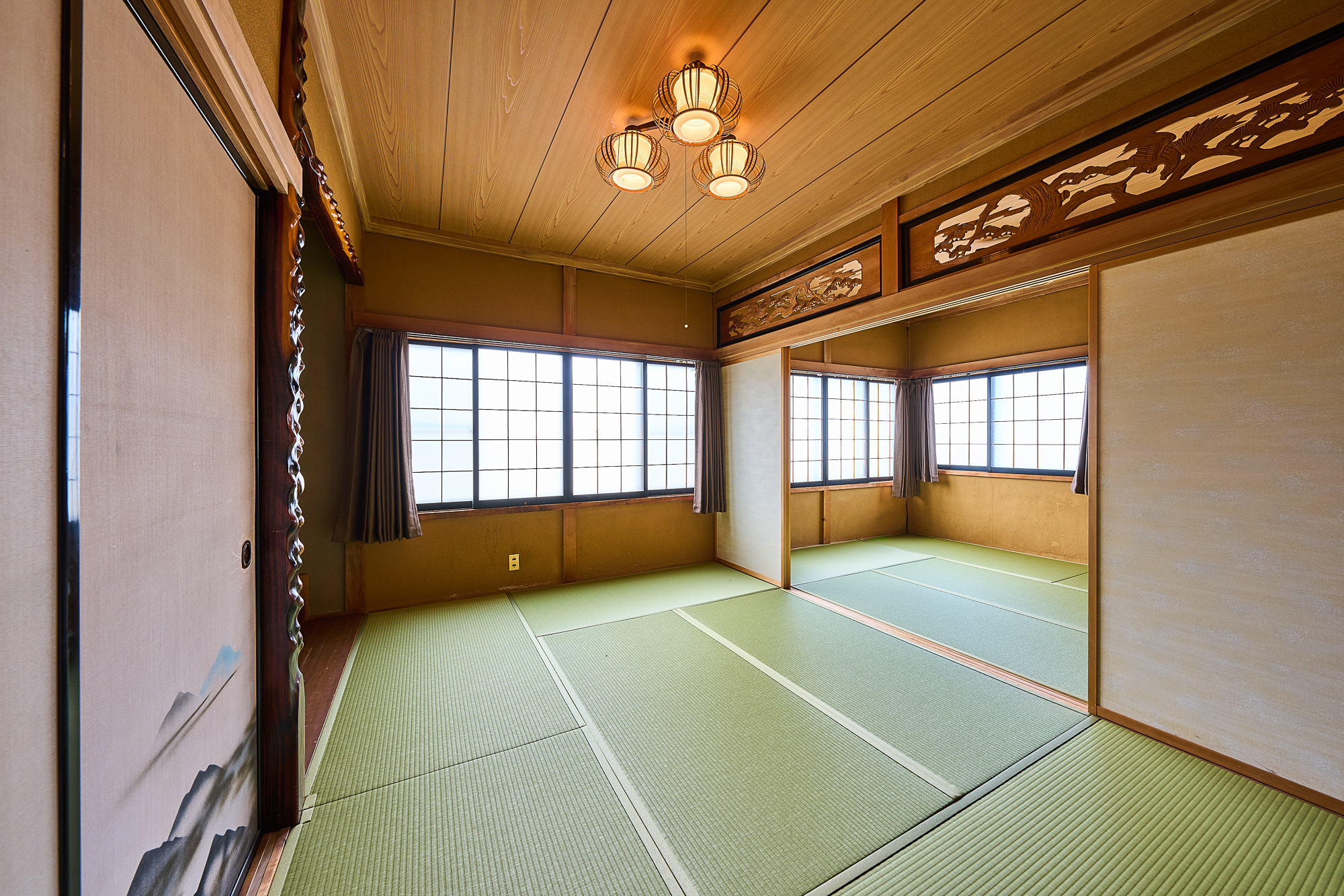 欄間と床の間を備えた本格和室。日本家屋ならではの趣